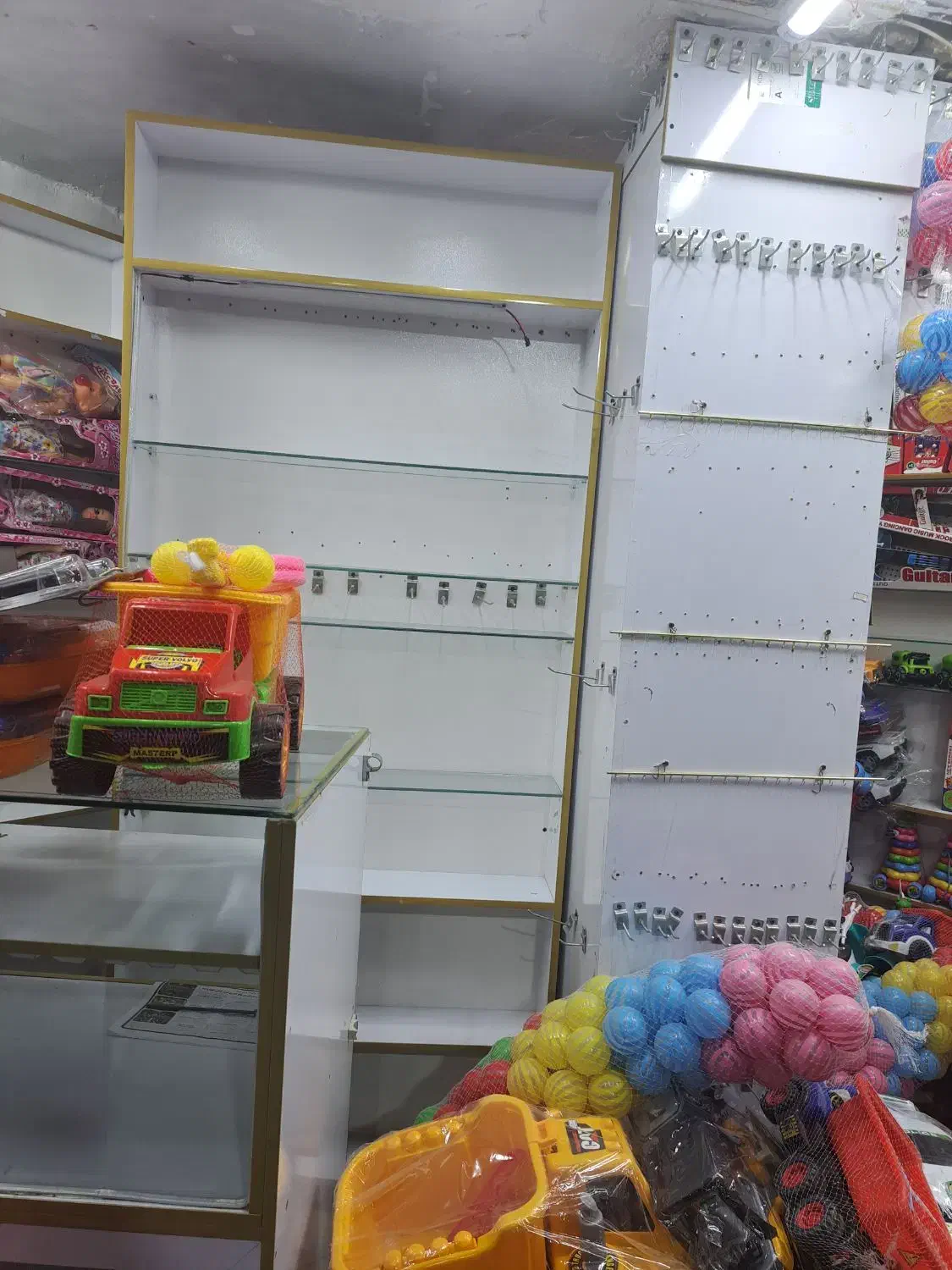 مغازه رو جمع کردیم دکورش فروشی است|فروشگاه و مغازه|بیرجند, |دیوار