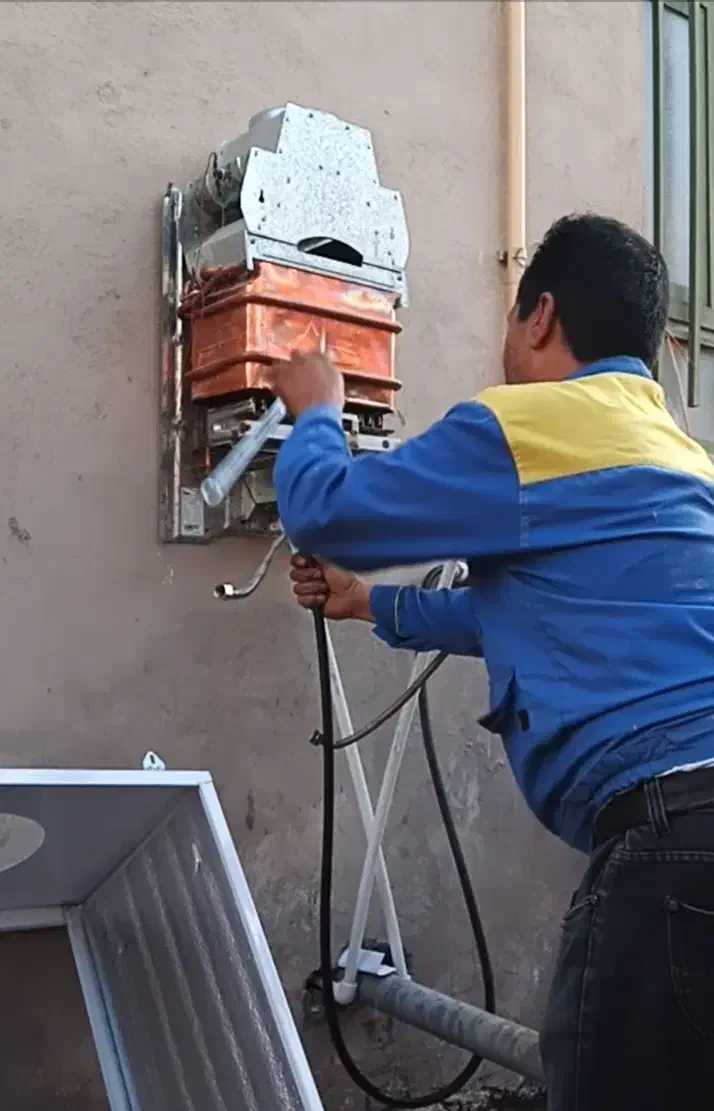 تعمیرنصب انواع آبگرمکن بخاری گازصفحه ای تصفیه آب|خدمات پیشه و مهارت|بم, |دیوار