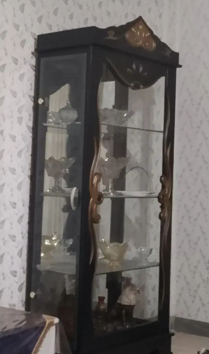 شلف دکوراسیون با چراغ داخلی و درخشان در شب|کتابخانه، شلف، قفسههای دیواری|آستانه اشرفیه, |دیوار