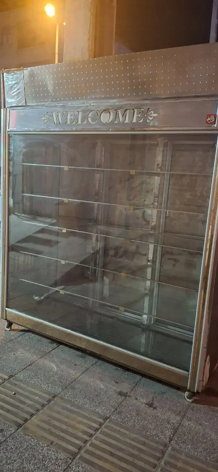 ویترین خیلی جا دار|بوفه، ویترین، کنسول|بوشهر, |دیوار