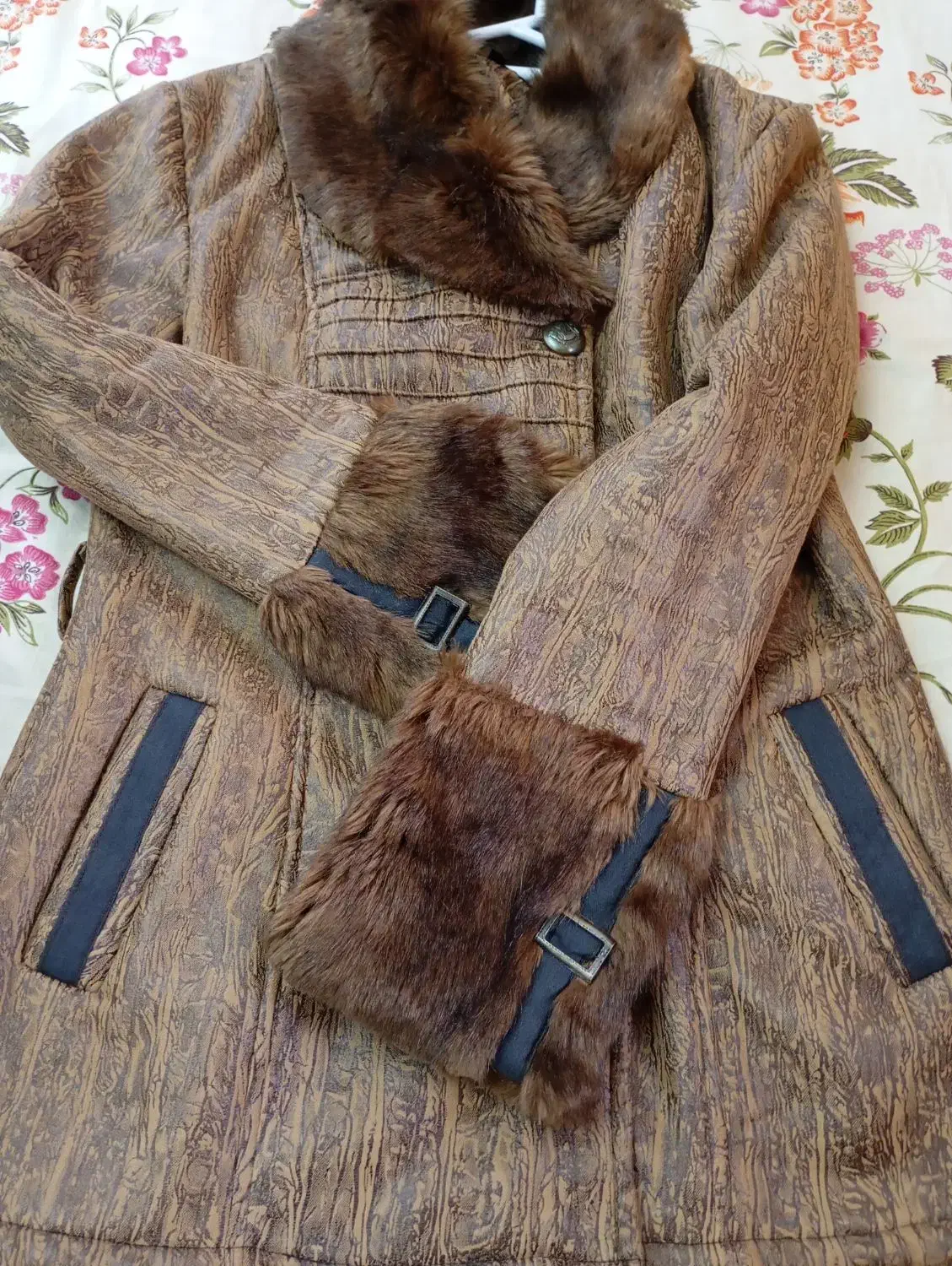 پالتو|لباس|رشت, معلولین|دیوار