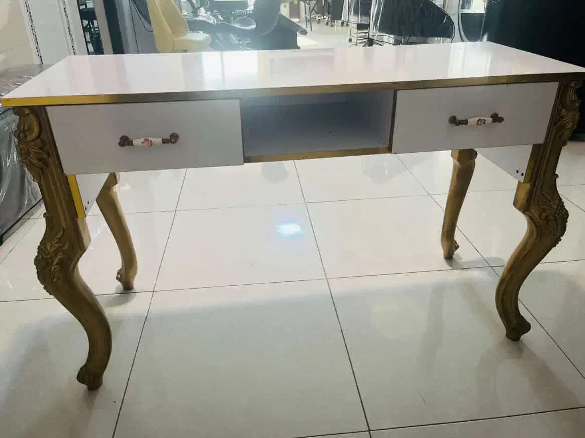 میز و صندلی ناخن|آرایشگاه و سالن‌های زیبایی|زرقان, |دیوار