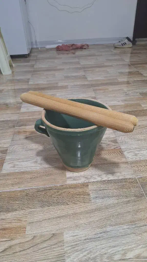 کشک ساب سفالی و چوب|ظروف پخت‌وپز|شاهین‌شهر, خانه کارگر|دیوار