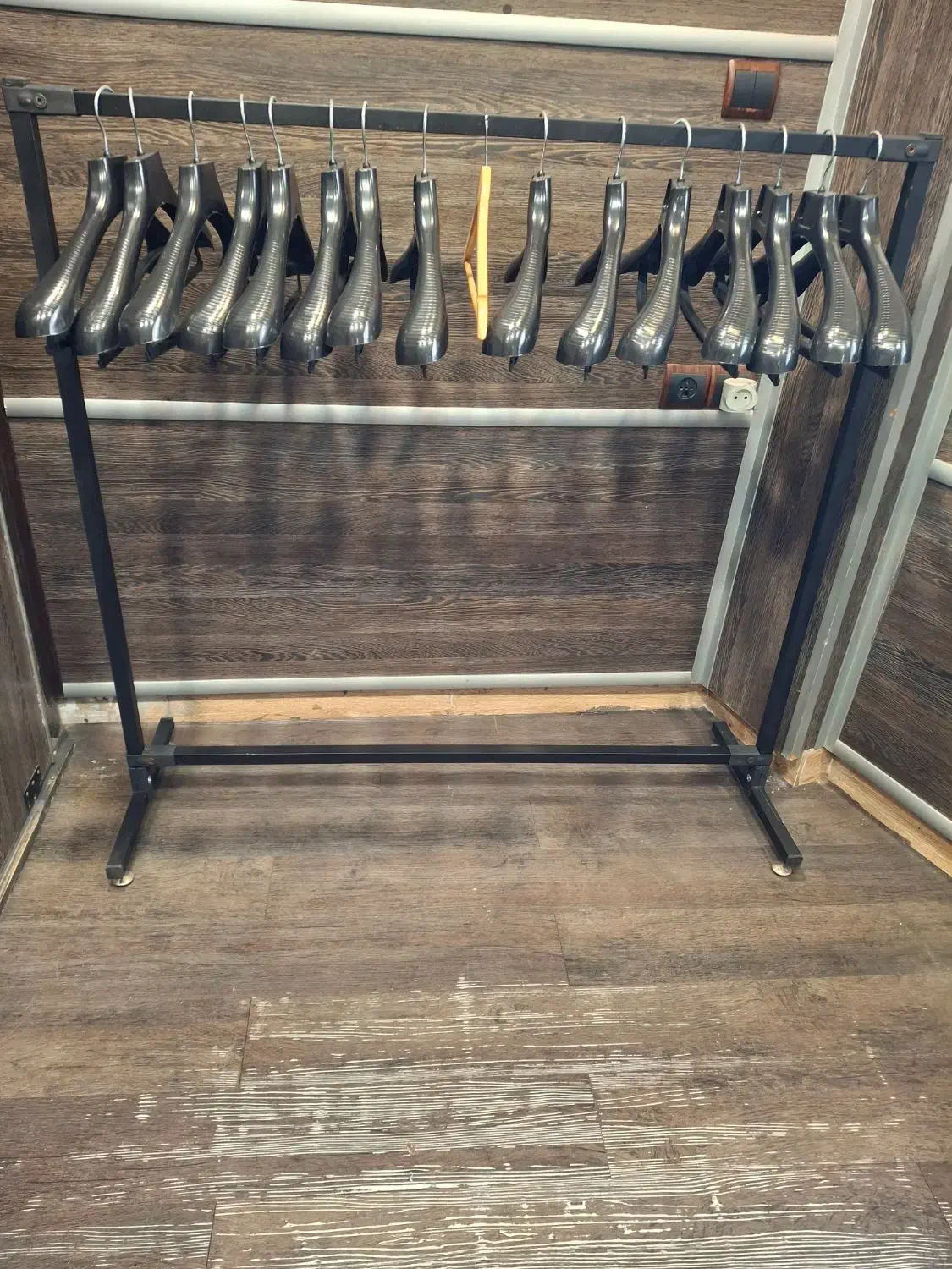 رگال و چوب لباس|عمده‌فروشی|رشت, چله خانه|دیوار