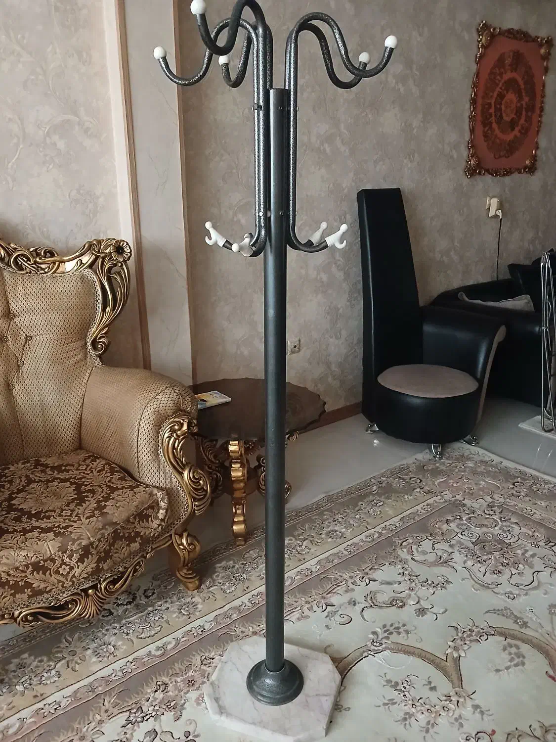 جالباسی|بندرخت و رخت‌آویز|مشهد, کارمندان دوم|دیوار