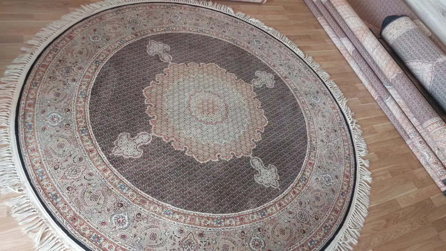 فرش گرد ۱/۵×۱/۵ در حد نو بدون ایراد|فرش|تبریز, |دیوار