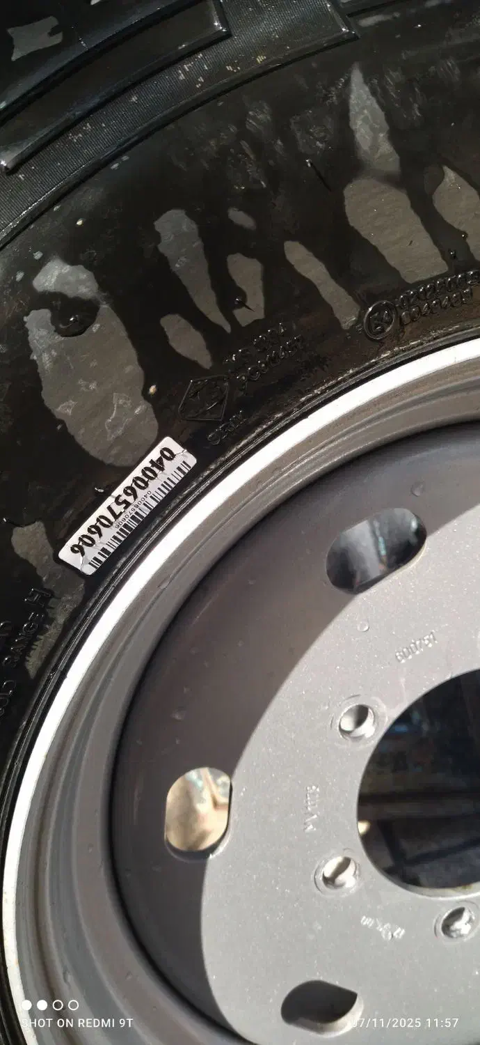 لاستیک نیسان سیمی با رینگ ترک در حد نو|قطعات یدکی و لوازم جانبی|رودبار, |دیوار