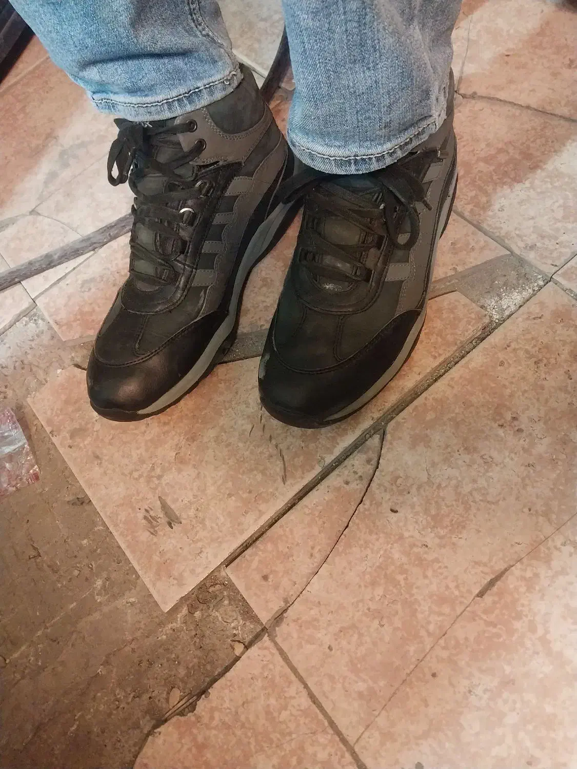 پوتین خارجی|کیف، کفش، کمربند|آشخانه, |دیوار