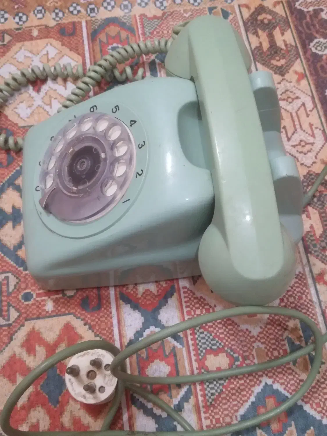 تلفن فانتزی با رنگ خاص|کلکسیون اشیاء عتیقه|نی‌ریز, |دیوار