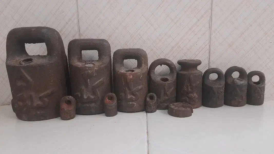 سنگ ترازو|کلکسیون اشیاء عتیقه|فولادشهر, مسکن مهر فولادشهر|دیوار