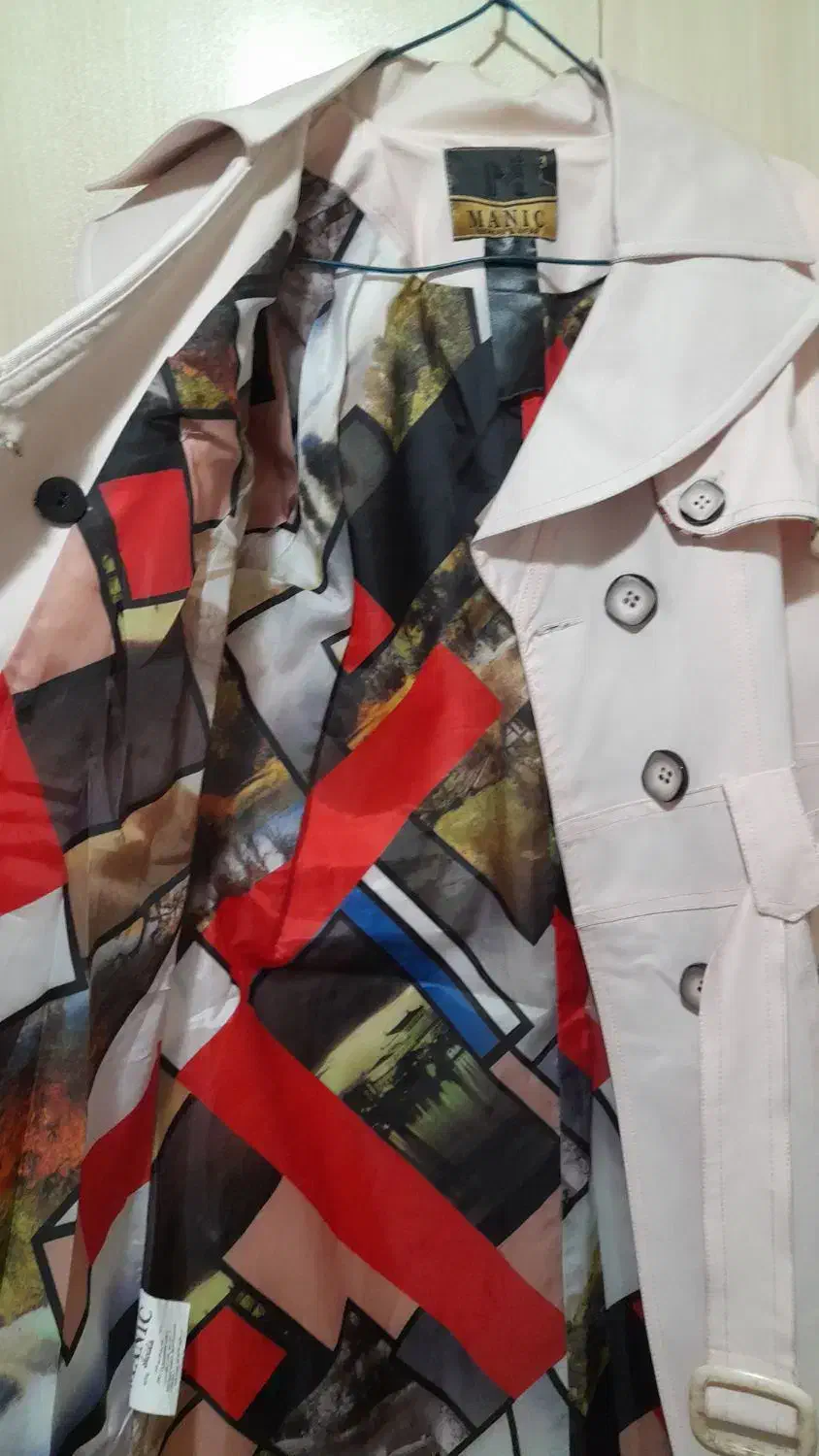 بارانی صورتی کمرنگ|لباس|رشت, حمیدیان|دیوار