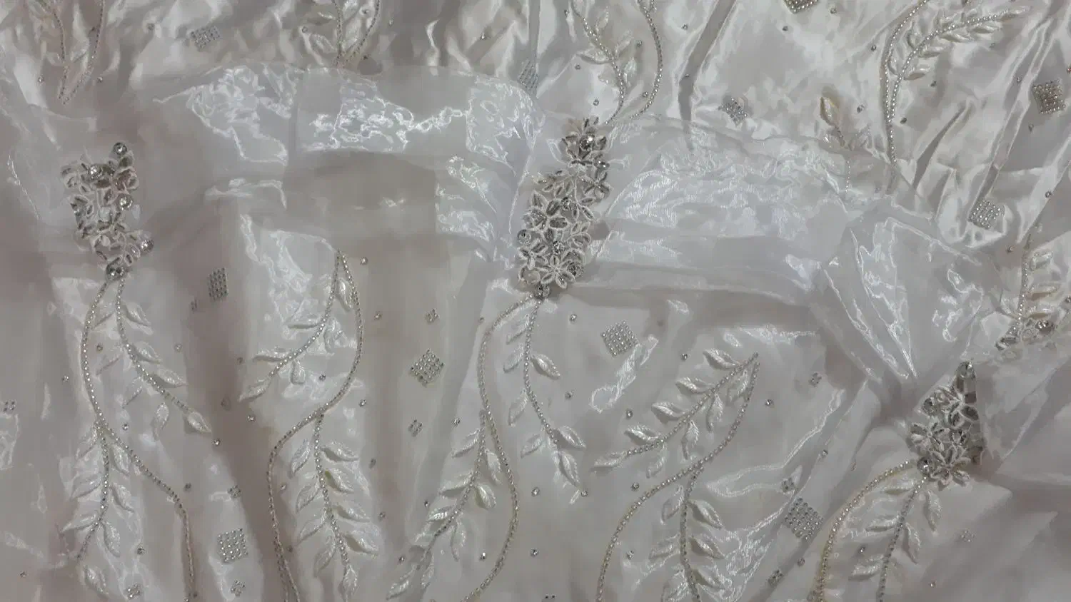 لباس عروس|لباس|ری, شهادت|دیوار