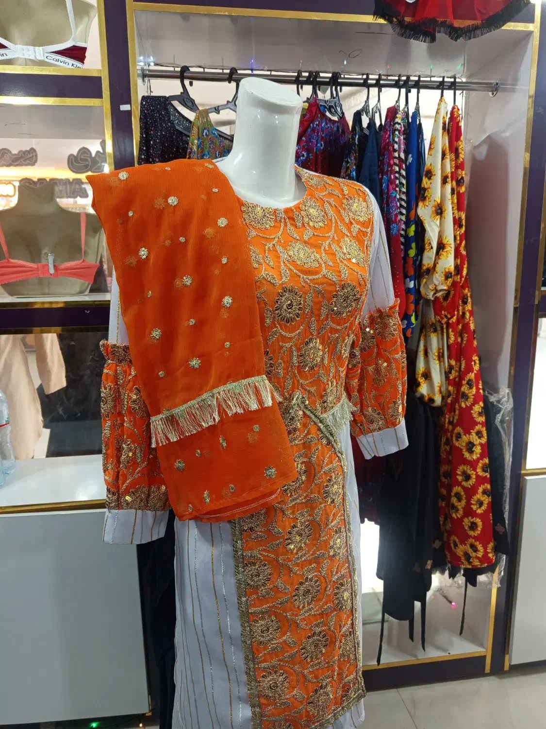 لباس هندی|لباس|نیک شهر, |دیوار