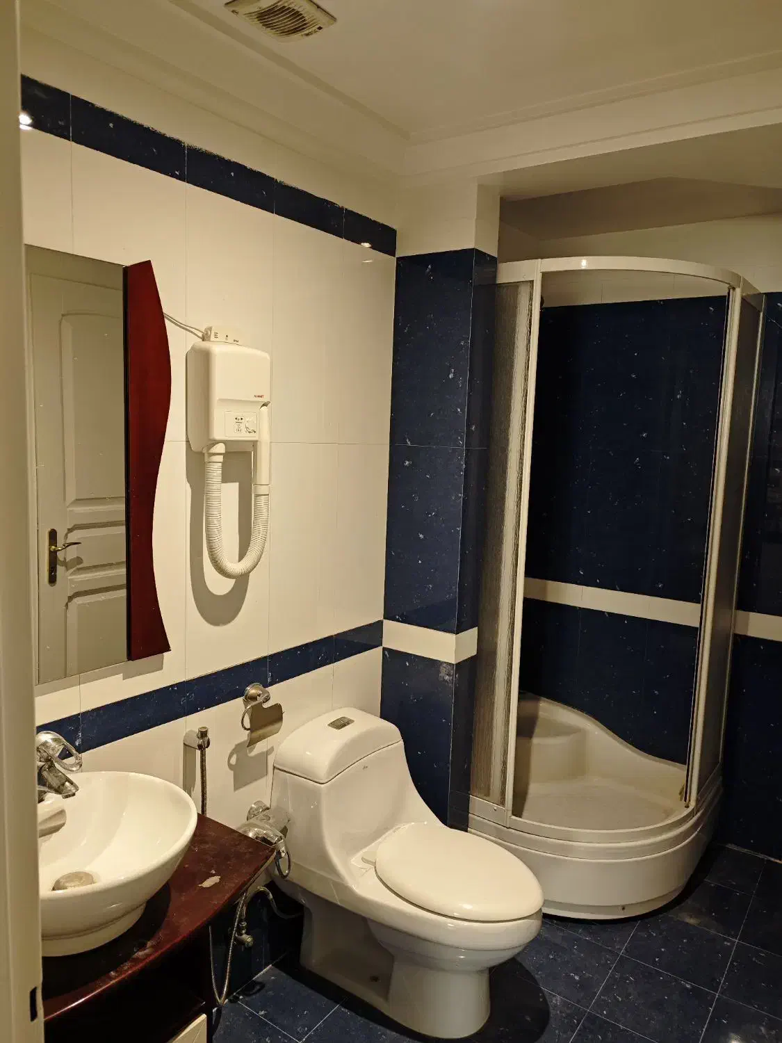 ۳۳۰متر کم واحد سالن و‌نشیمن مجزا