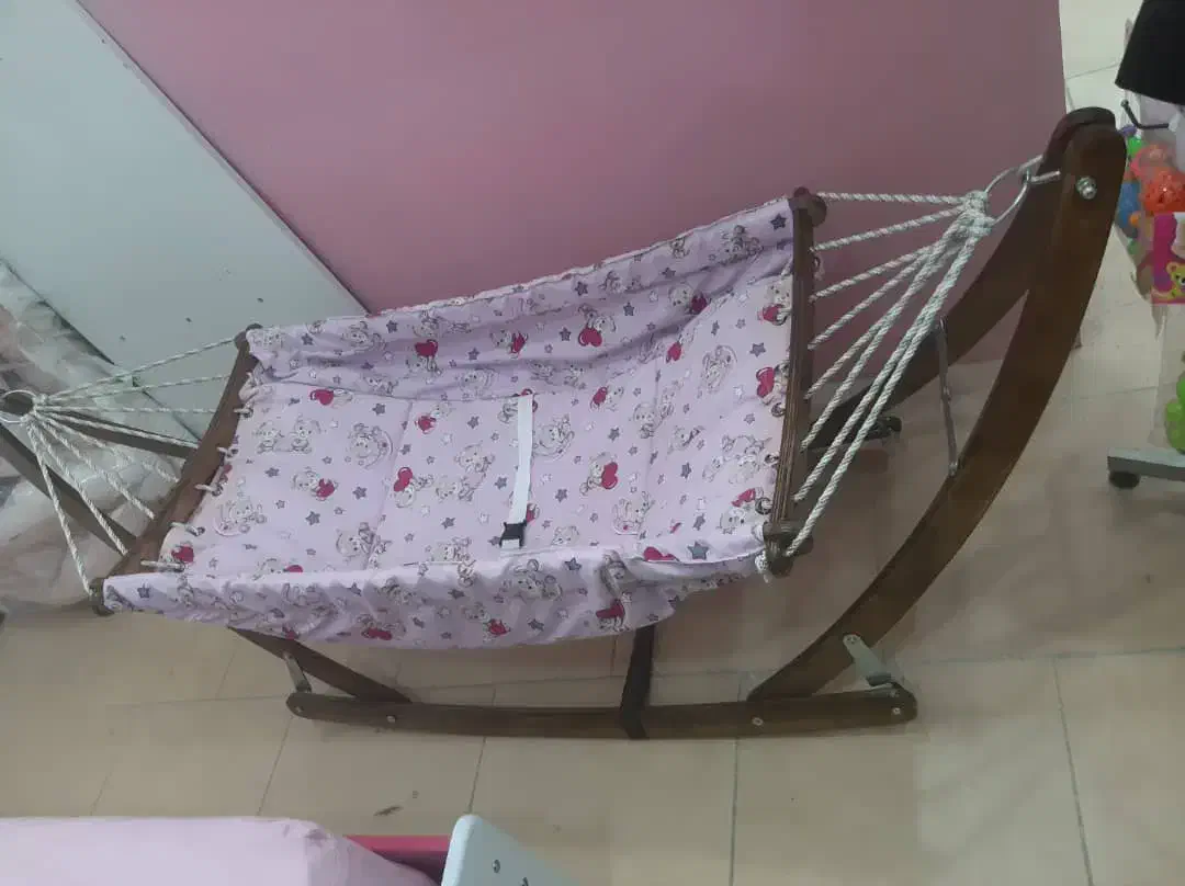 گهواره سنتی کاملآ نو استفاده نشده چوب راش|تخت و صندلی بچه|مسجد سلیمان, |دیوار