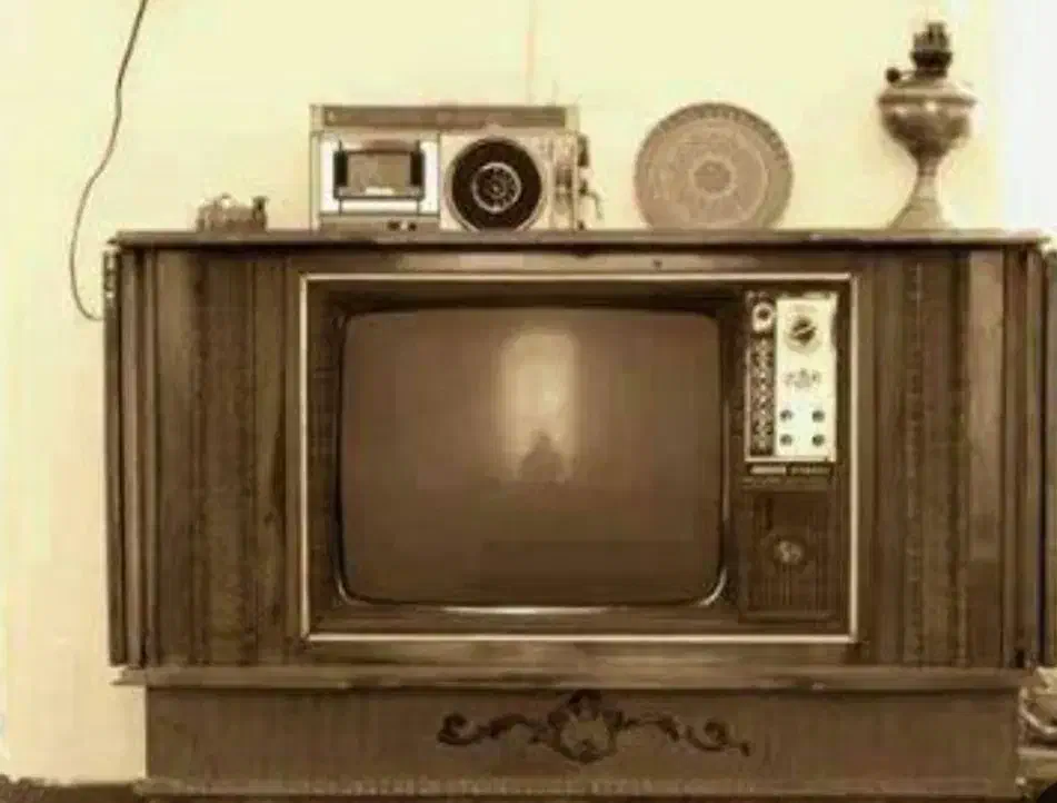 تلویزیون قدیمی مناسب دکور کافه|کلکسیون اشیاء عتیقه|نجفآباد, مزرعه طالب|دیوار
