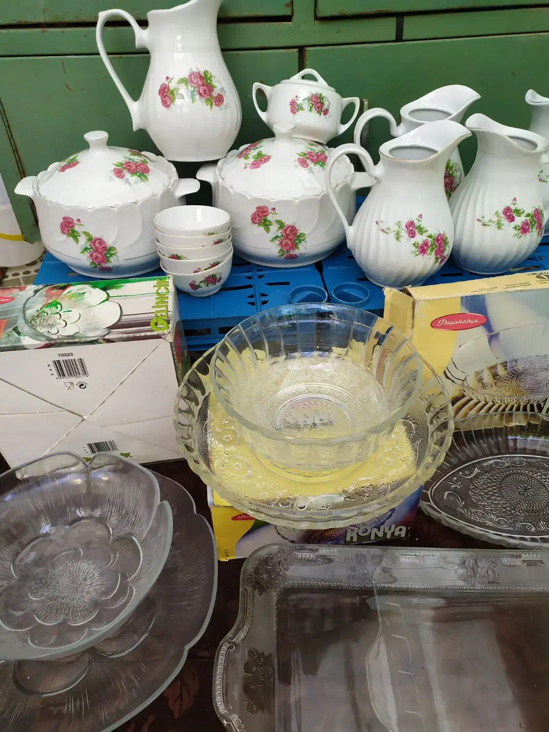 ظروف شیشهای پیرکس وچینی گل سرخی|ظروف سرو و پذیرایی|مرند, |دیوار