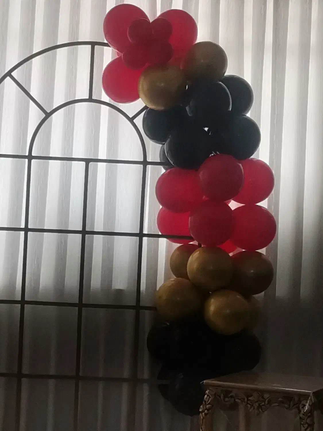 تم بادکنک قرمز و مشکی و طلایی|اسباببازی|قم, انصارالحسین|دیوار