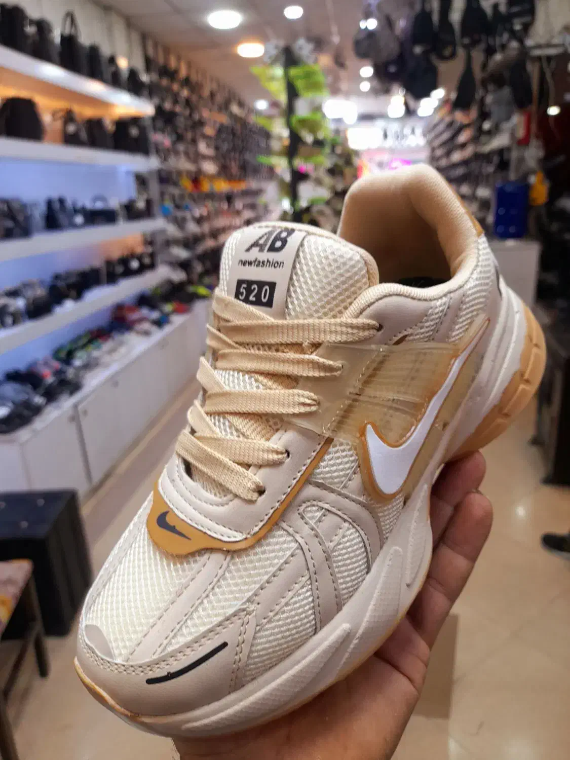 فروش کتانی نایک v2k نرم و سبک و راحت|کیف، کفش، کمربند|قم, شاه ابراهیم|دیوار