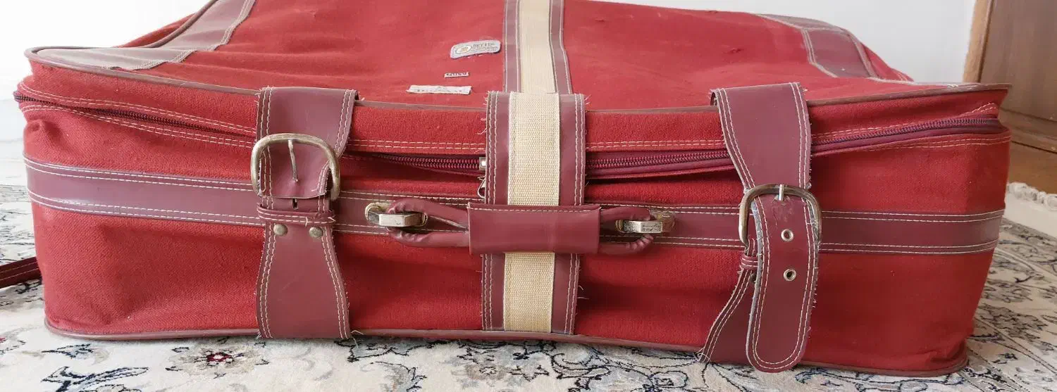 چمدان قدیمی و نوستالژی زرشکی|کلکسیون اشیاء عتیقه|اصفهان, ارغوانیه|دیوار