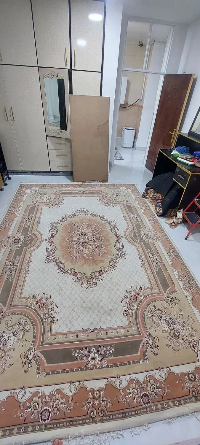 تعدادی وسایل خانه و قالی|فرش|شوشتر, |دیوار