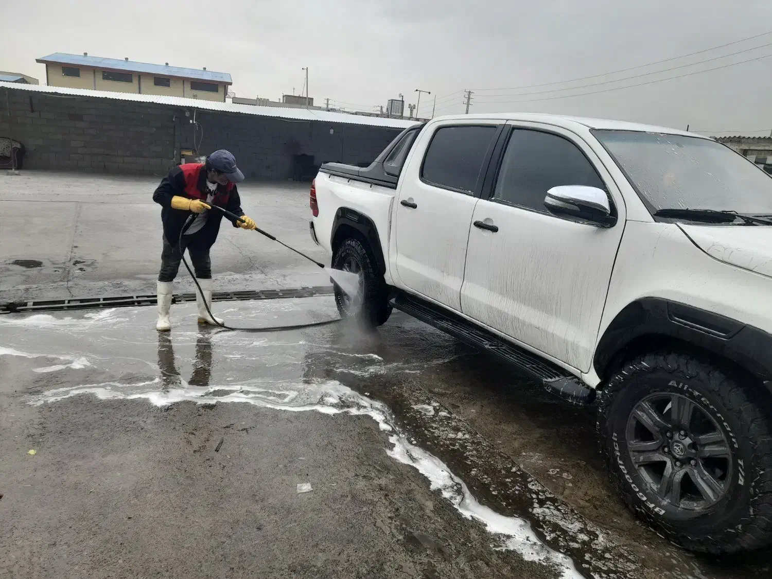 به تعدادی کارگرکارواش نیازمندیم(اتباع پذیرش میشود)|استخدام سرایداری و نظافت|ملارد, |دیوار