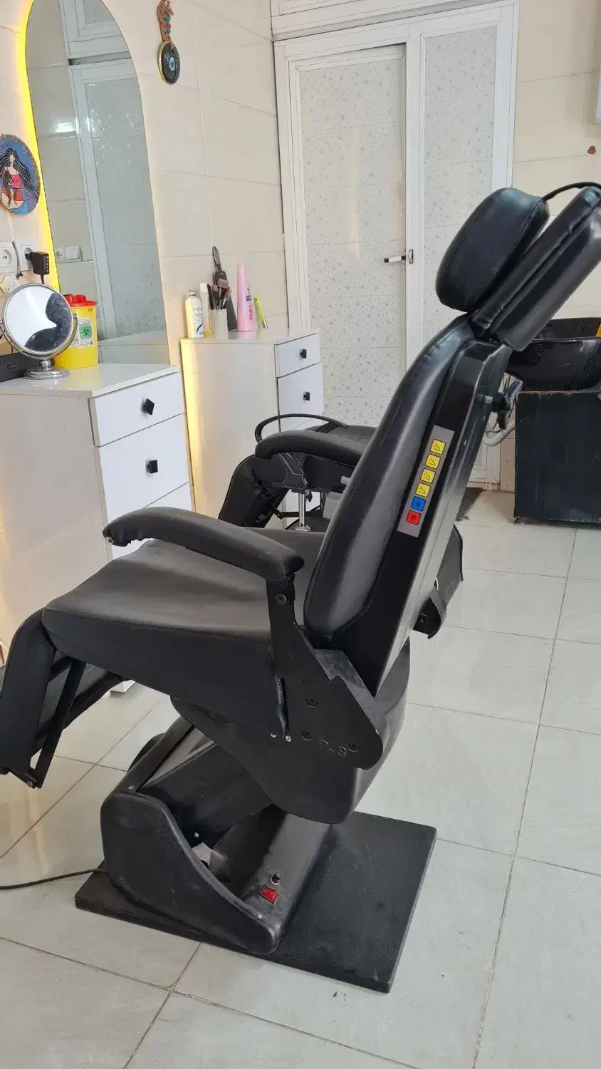 تجهیزات سالن زیبایی|آرایشگاه و سالن‌های زیبایی|بیرجند, |دیوار