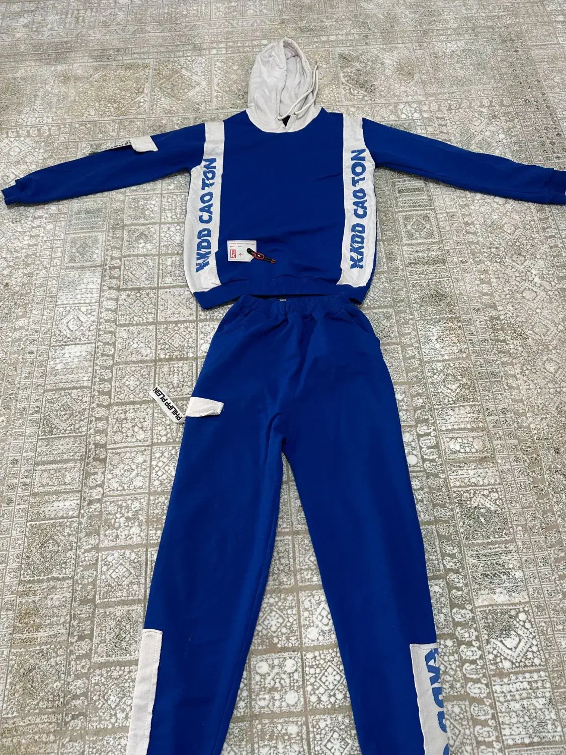 تعدادی هودی شلوار و کت و شلوار لی|لباس|هشتگرد, فشند|دیوار