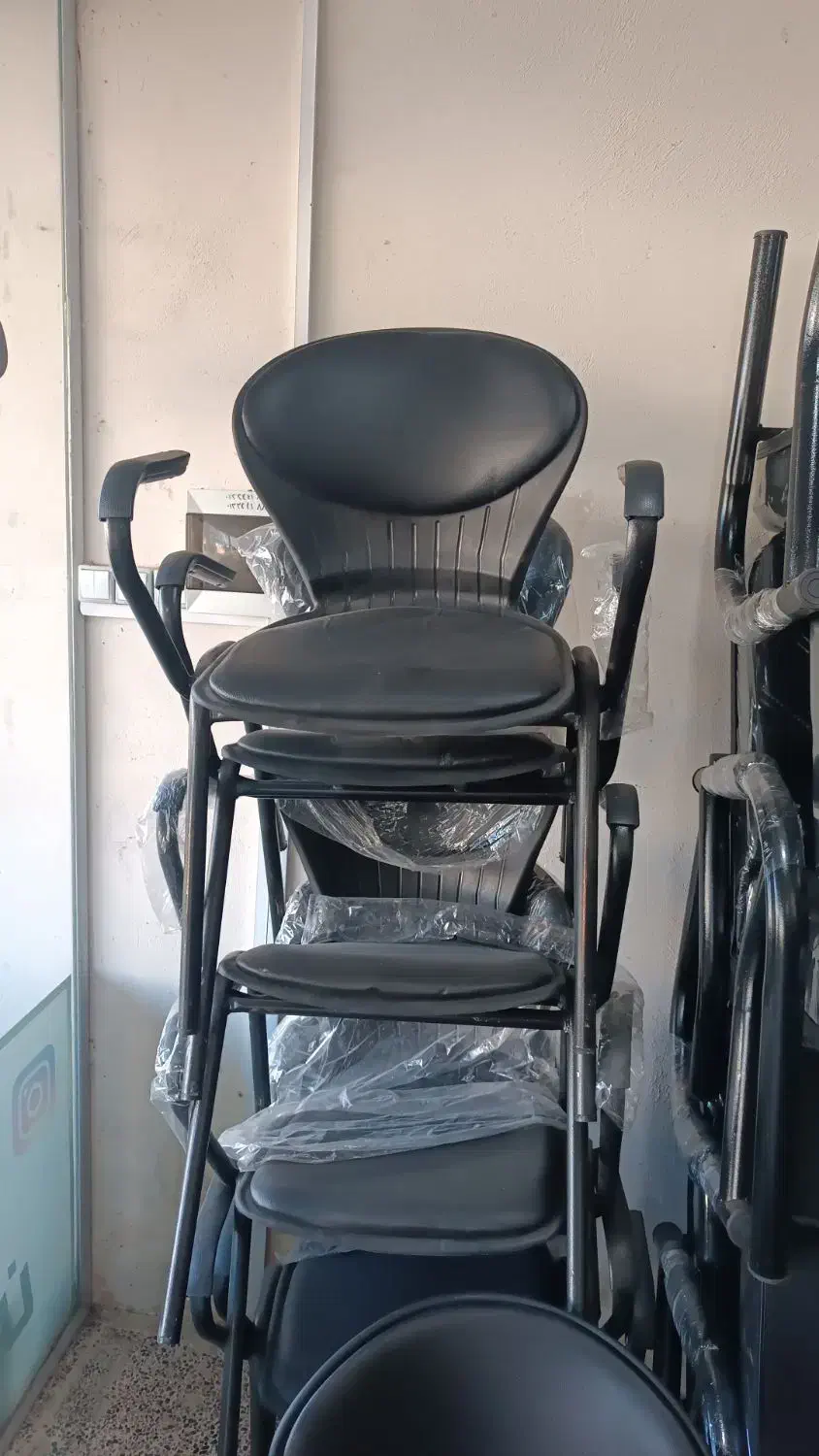 صندلی پایه مبلی مشکی|دفتر کار|بندر انزلی, نیمه شعبان|دیوار