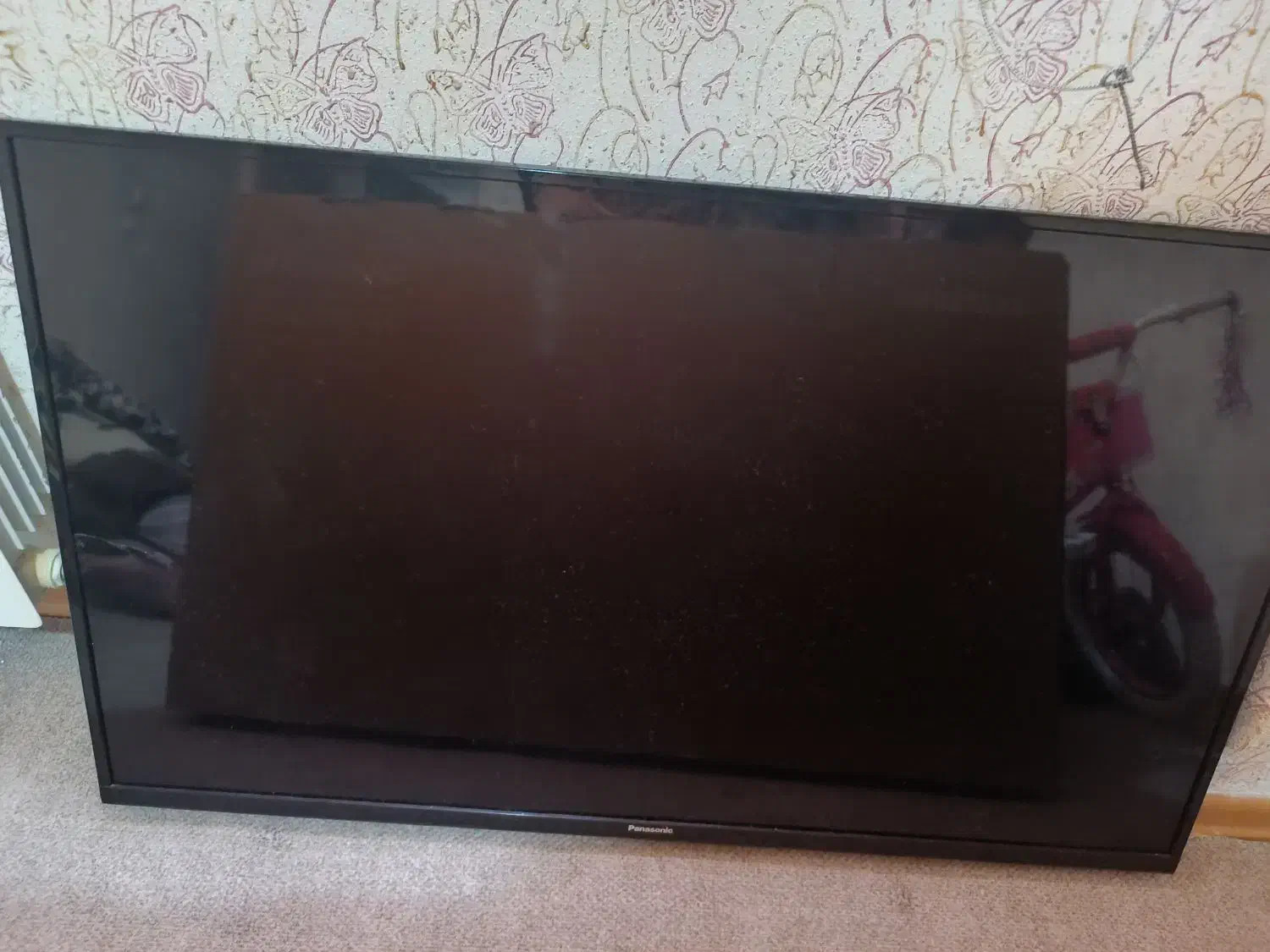 تلویزیون گوشه کوچکی از ال سی دیش شکسته|تلویزیون و پروژکتور|صدرا-فارس, فاز ۲|دیوار