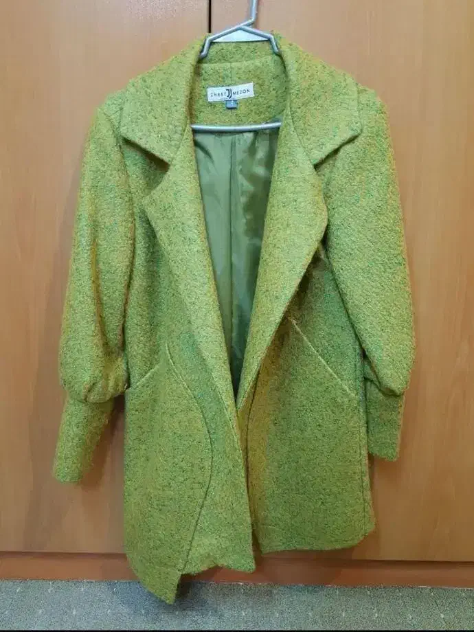 پالتو|لباس|اصفهان, جاوان|دیوار