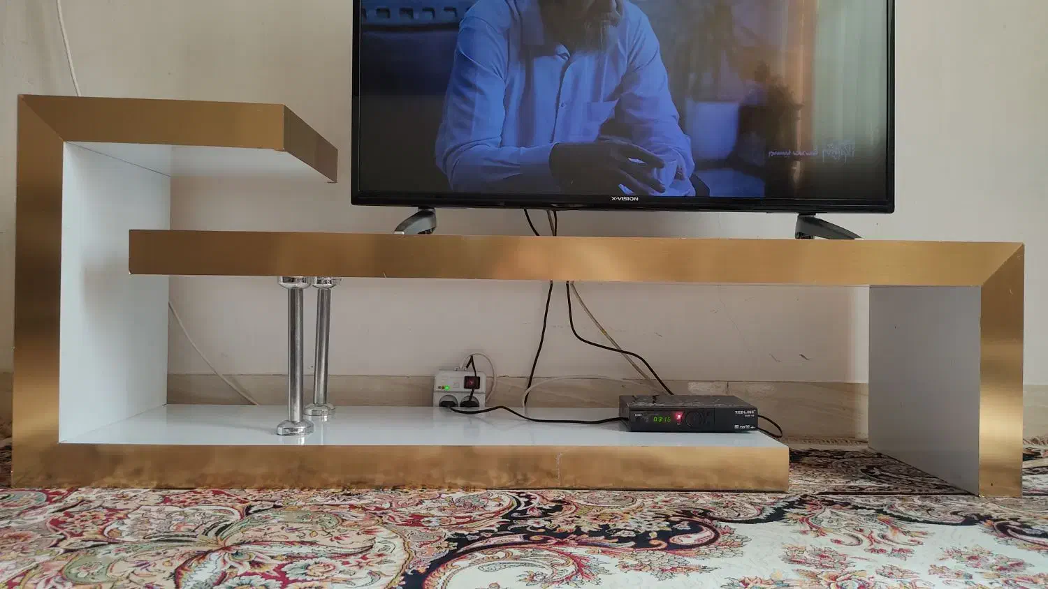 تخت و میز تلویزیون سفید طلایی|تخت و سرویس خواب|نیشابور, گنبد سبز|دیوار