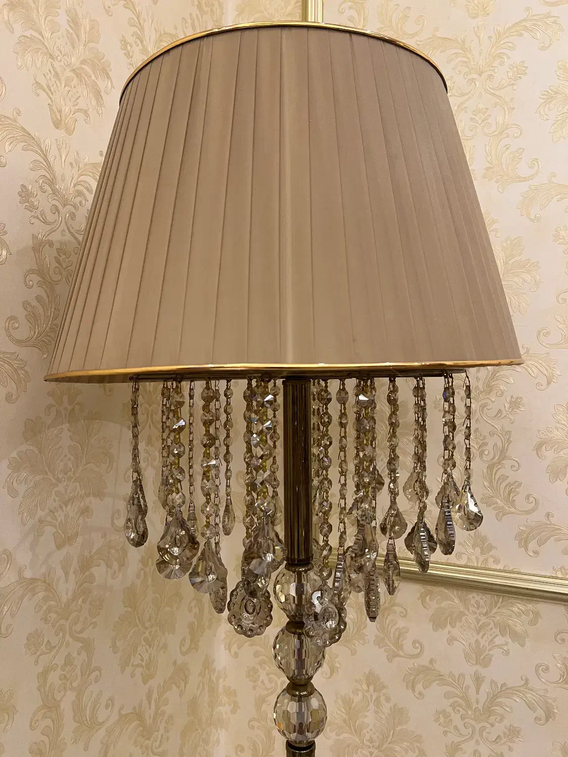 یک عدد اباژور زیبا|چراغ خواب و آباژور|رشت, کوی حسینی|دیوار