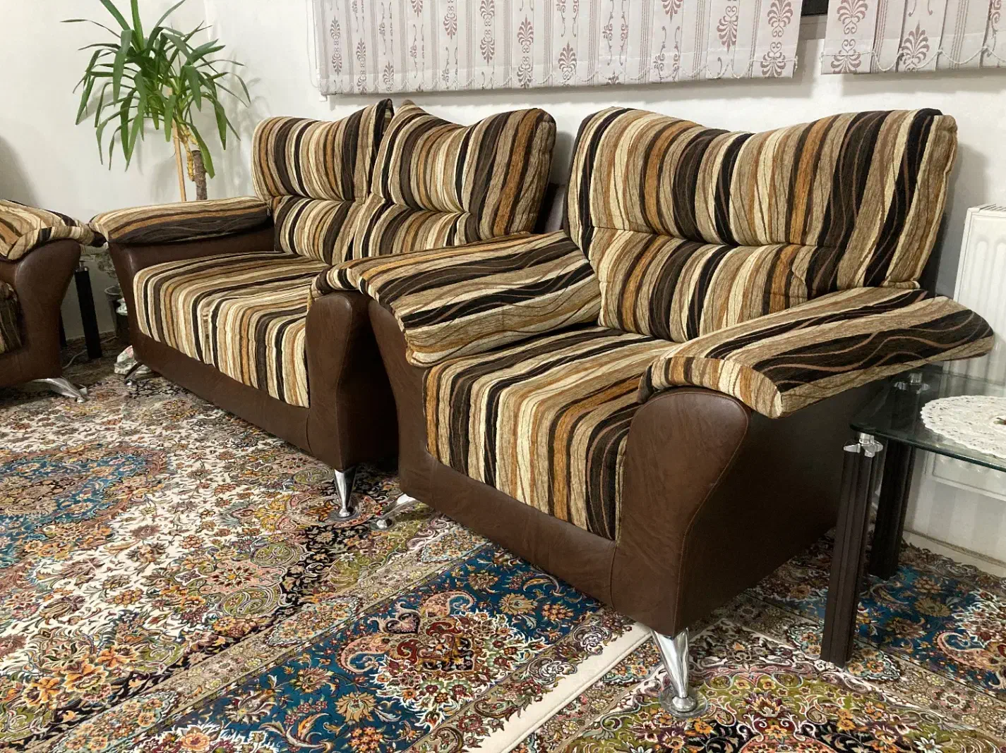 مبل۷نفره با میز جلو مبلی عسلی‌ها و فرش تمیز|مبلمان خانگی و میز عسلی|شیراز, میانرود|دیوار