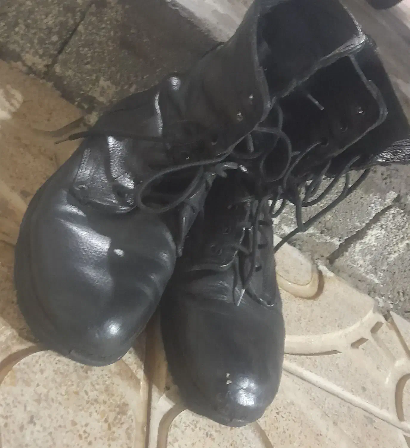 پوتین و لباس سربازی|لباس|خوی, |دیوار