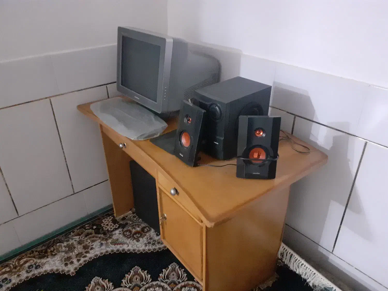 میز اداری و کامپیوتر|رایانه رومیزی|مبارکه, |دیوار