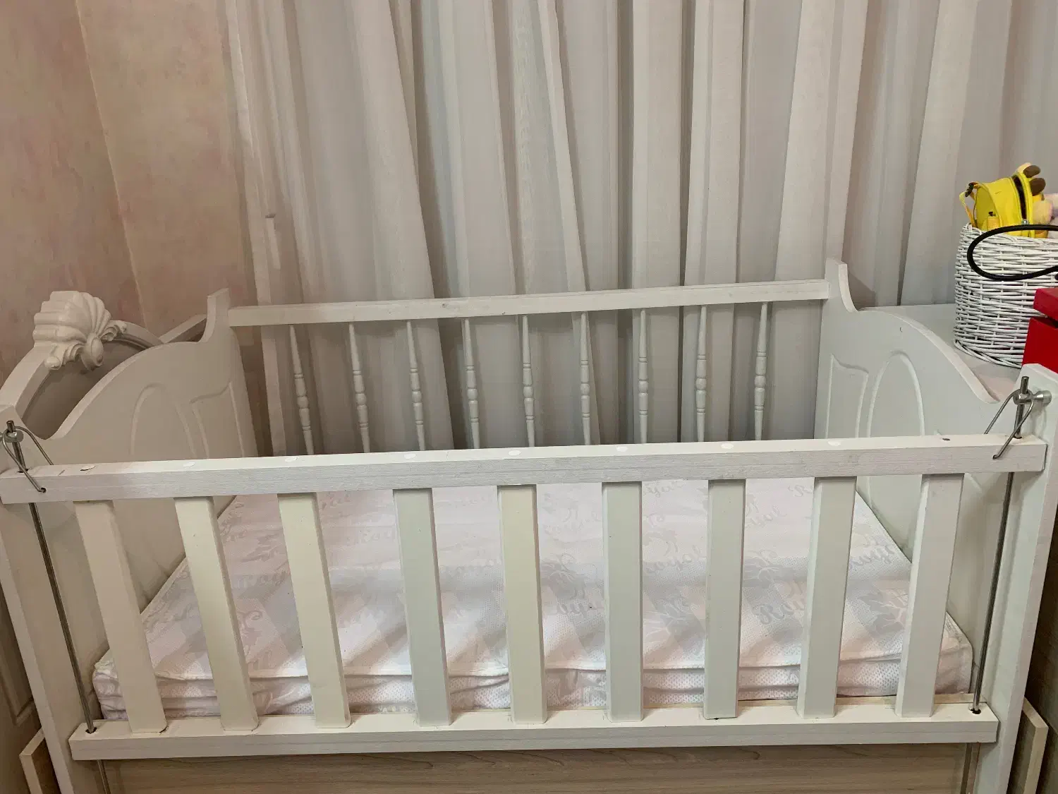 تخت نوزاد|تخت و صندلی بچه|مشهد, استاد یوسفی (شهرک غرب)|دیوار