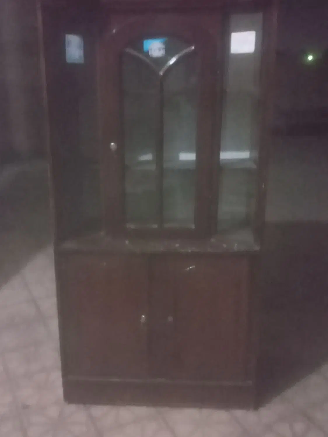 یک عددویترین|بوفه، ویترین، کنسول|درودزن, |دیوار