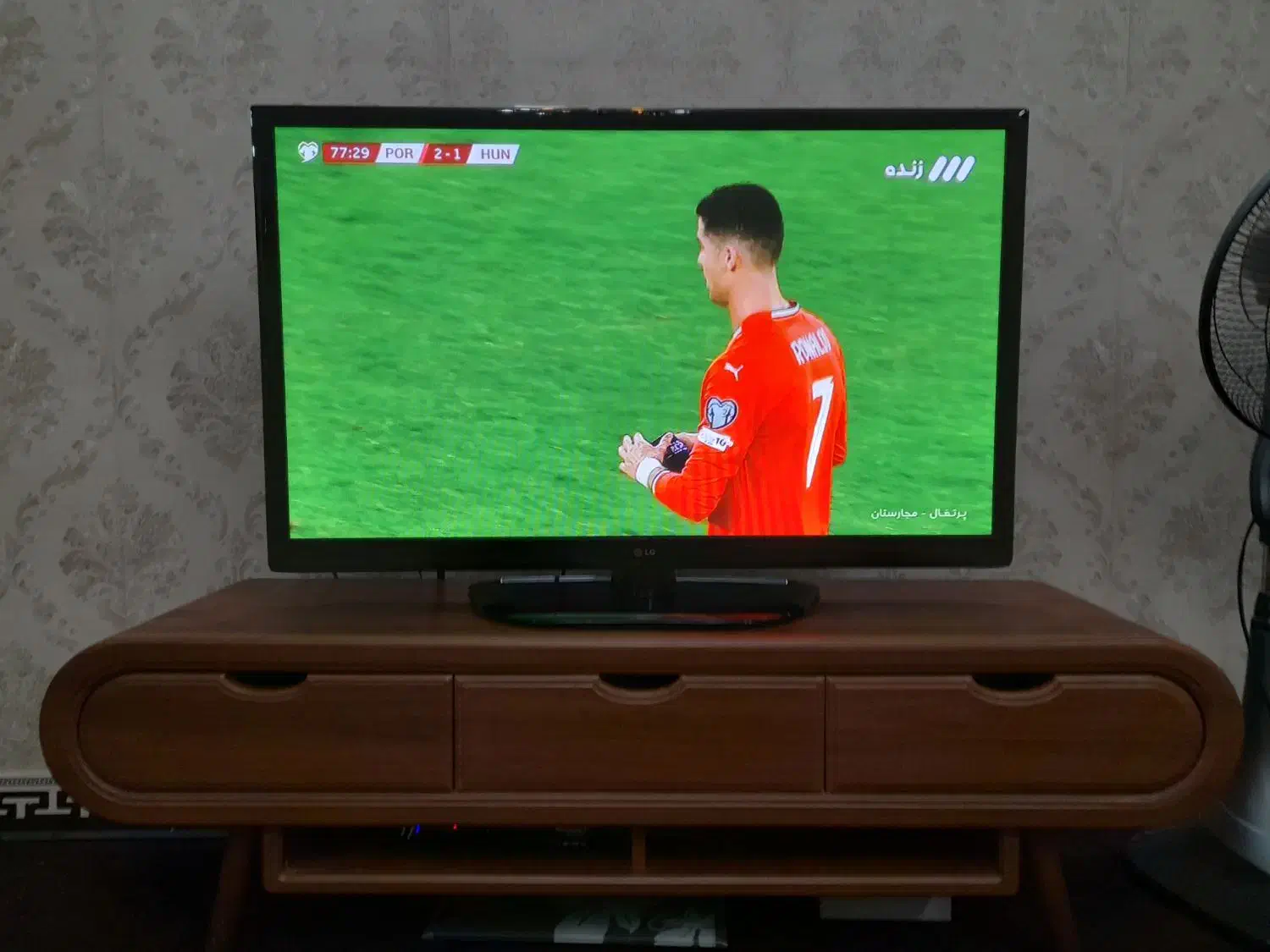 تلویزیون ۴۲ اینچ ال جی با میز و کارتن|تلویزیون و پروژکتور|خاوران, |دیوار