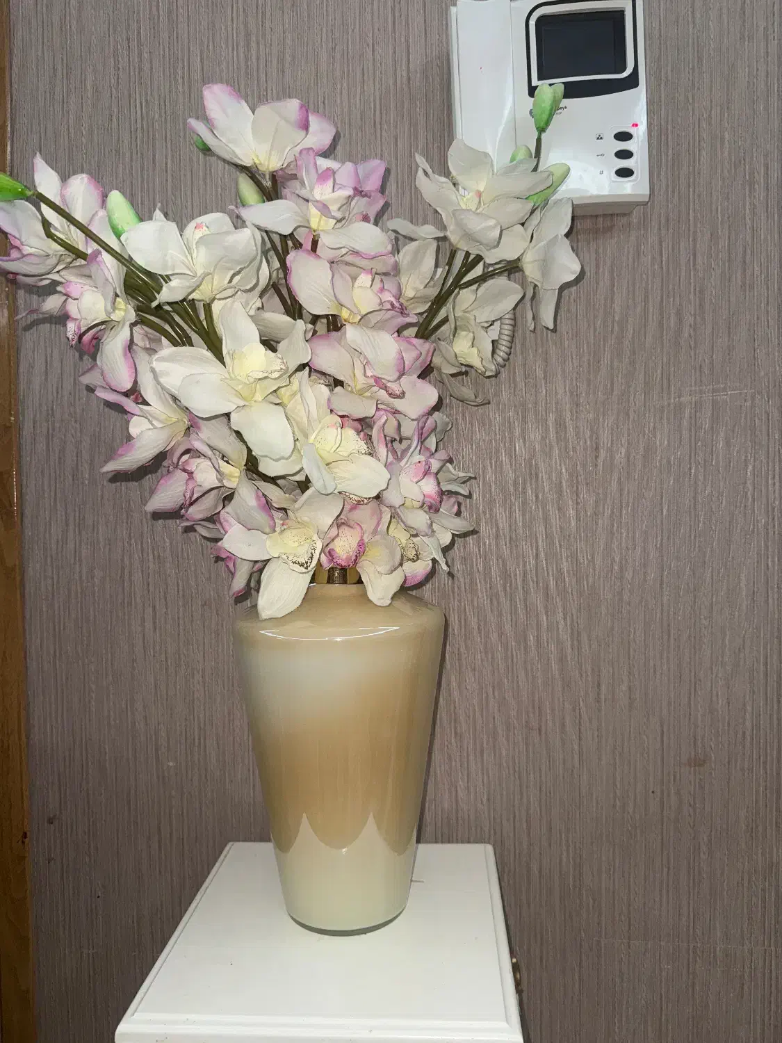 گل وگلدان با میز چوبی|صنایع دستی و سایر لوازم تزئینی|چهاردانگه (تهران), |دیوار