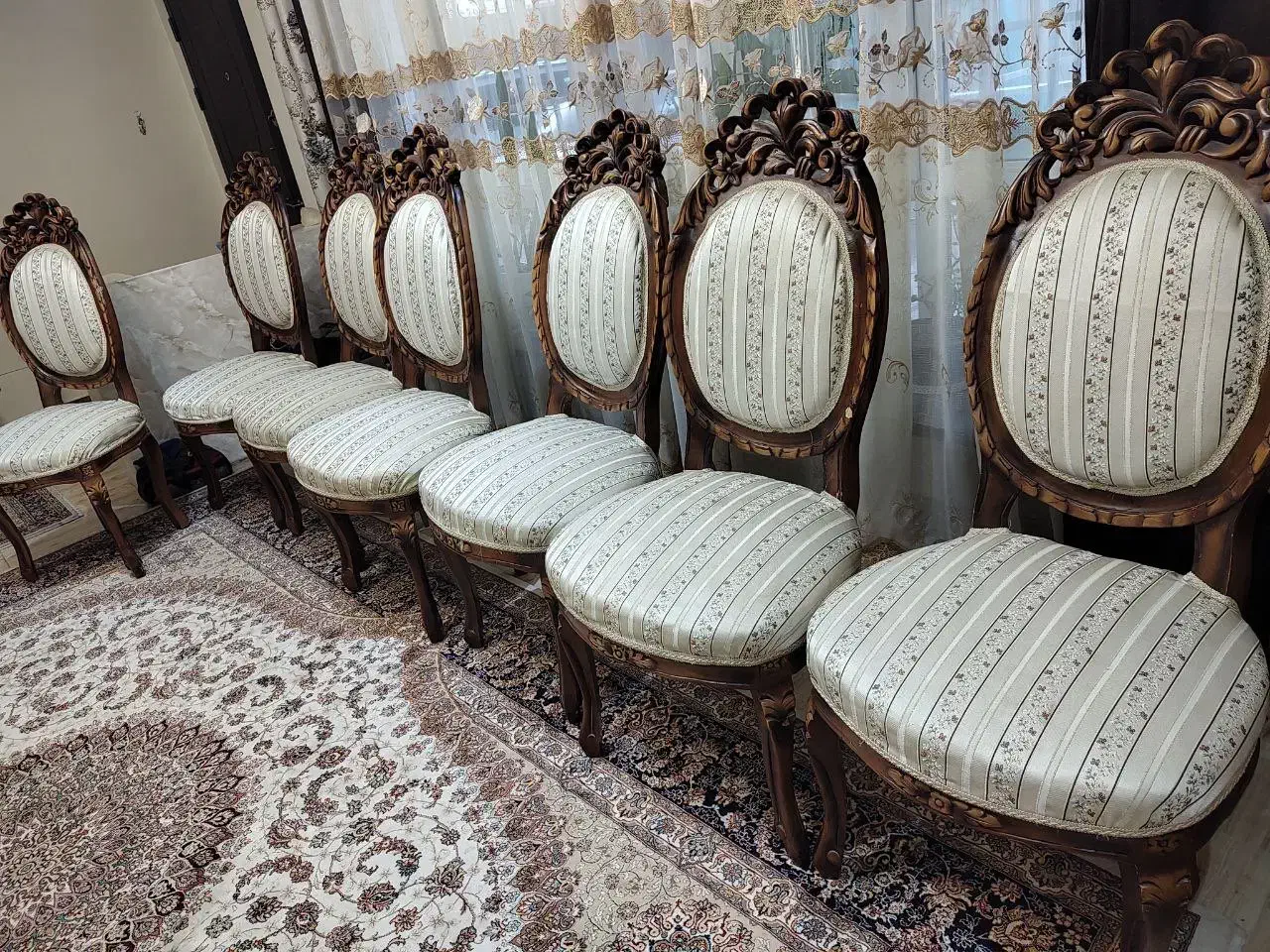 ۸ عدد صندلی چوب گردو اصل|مبلمان خانگی و میز عسلی|اهواز, کوروش|دیوار
