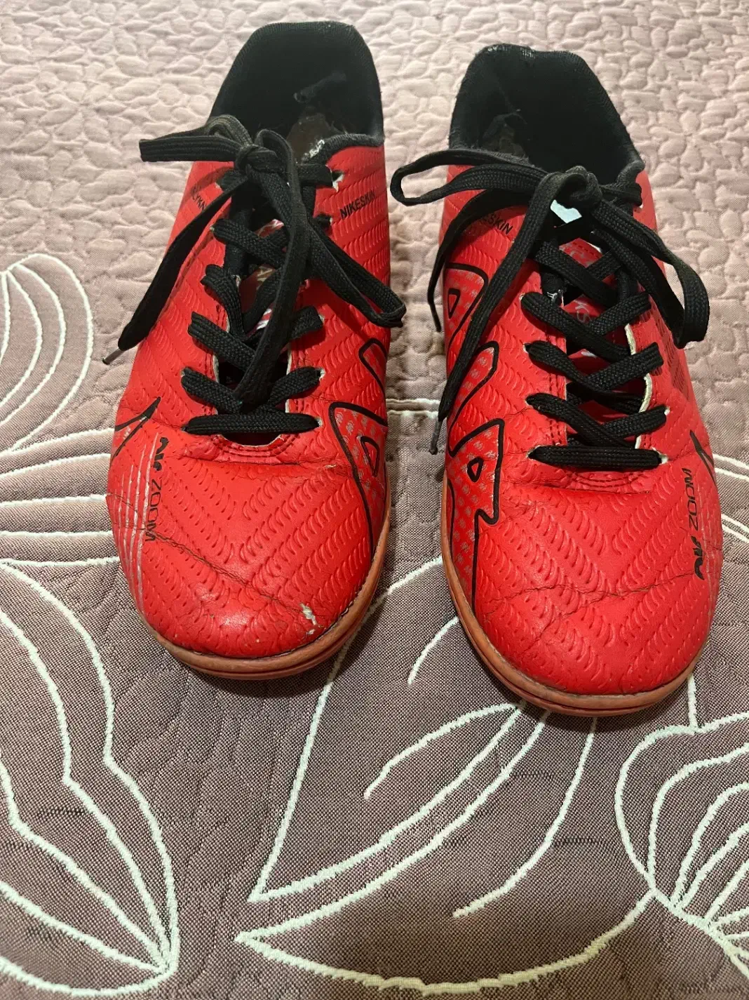 کتونی فوتبال|تجهیزات ورزشی|اندیشه, اندیشه فاز ۴|دیوار