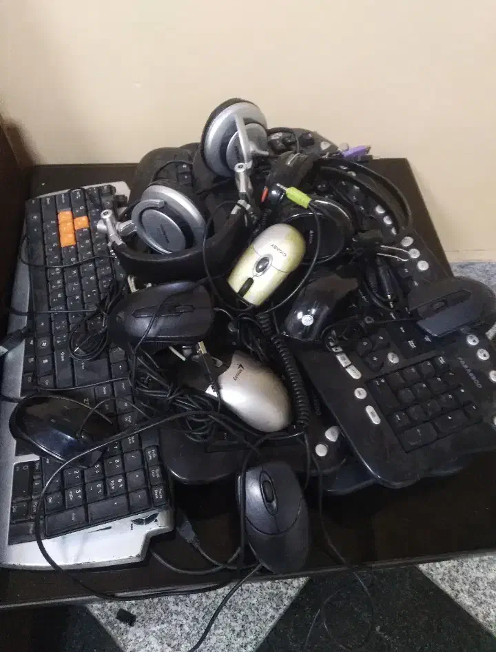 هفت عدد کیبرد و تعدادی موس|قطعات و لوازم جانبی رایانه|صدرا-فارس, فاز ۱|دیوار