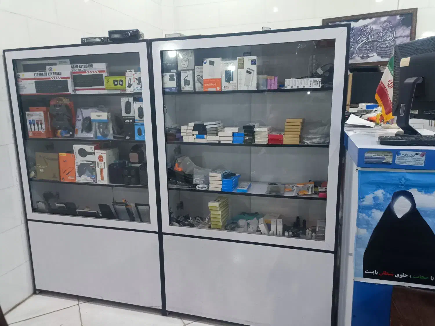 فروش چند عدد کمد و دکور مغازه تعمیرات موبایل|فروشگاه و مغازه|قائن, |دیوار