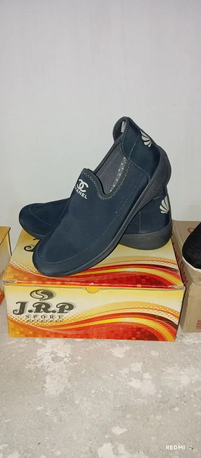 کفش|کیف، کفش، کمربند|سلماس, |دیوار