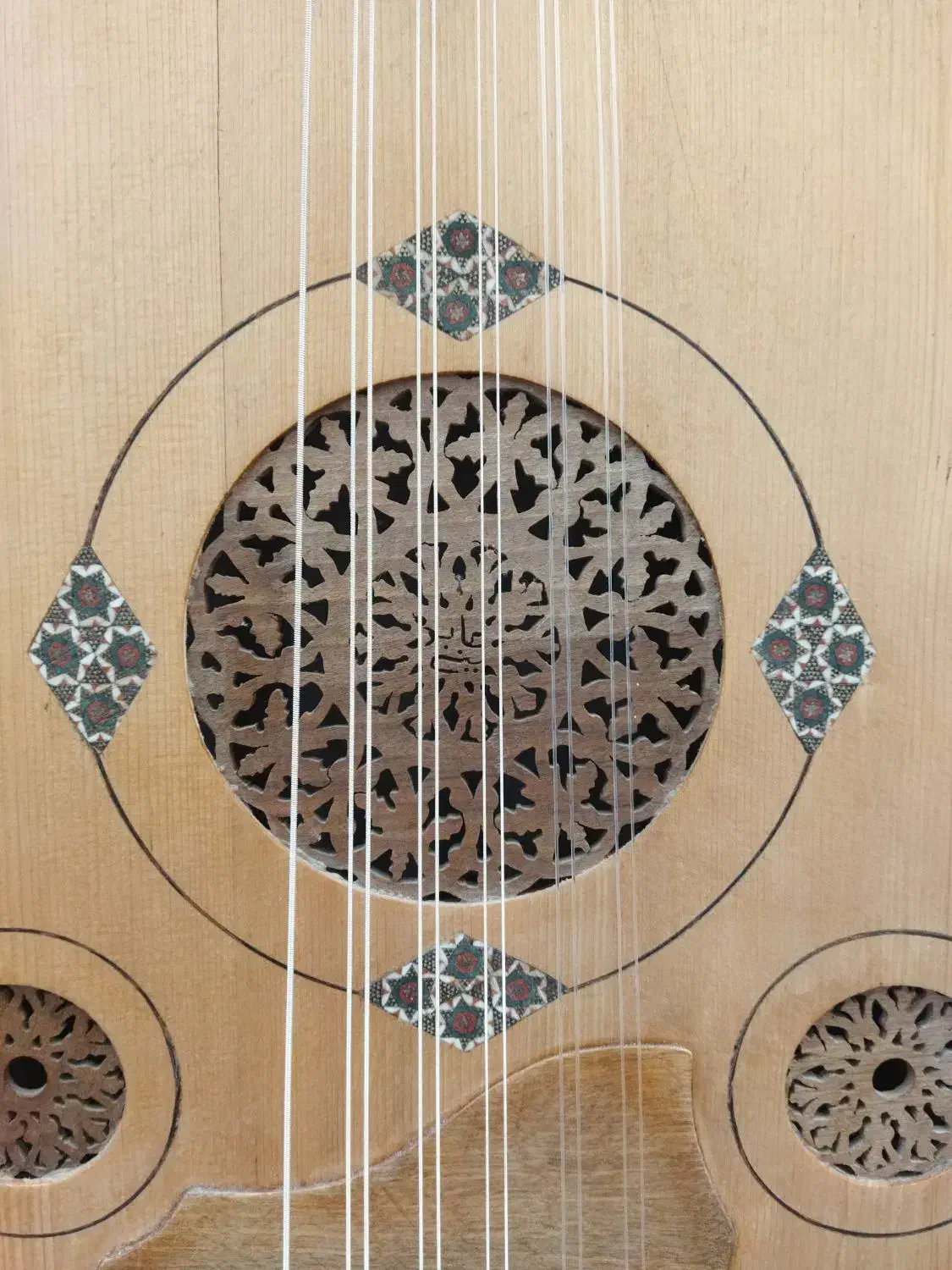 عود استاد عابدینی|سازهای سنتی|همدان, |دیوار