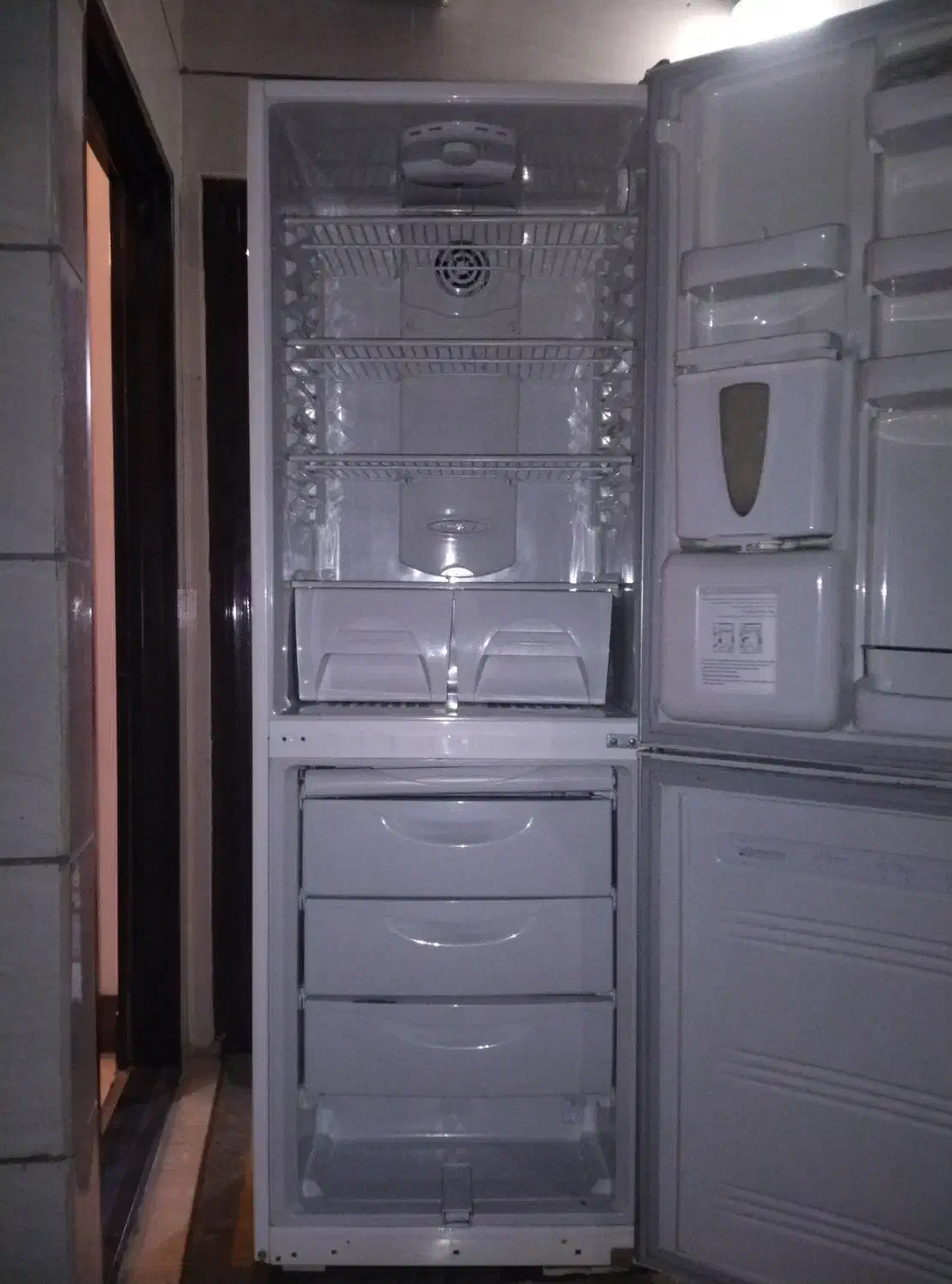 یخچال|یخچال و فریزر|آشخانه, |دیوار