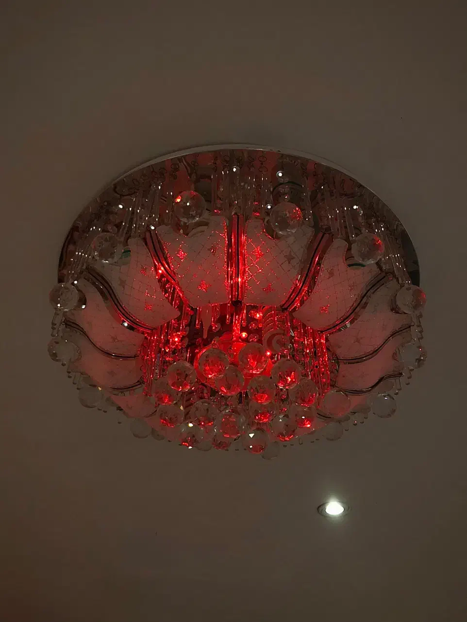 لوستر کریستالی بزرگ|لوستر و چراغ آویز|رشت, فلسطین|دیوار