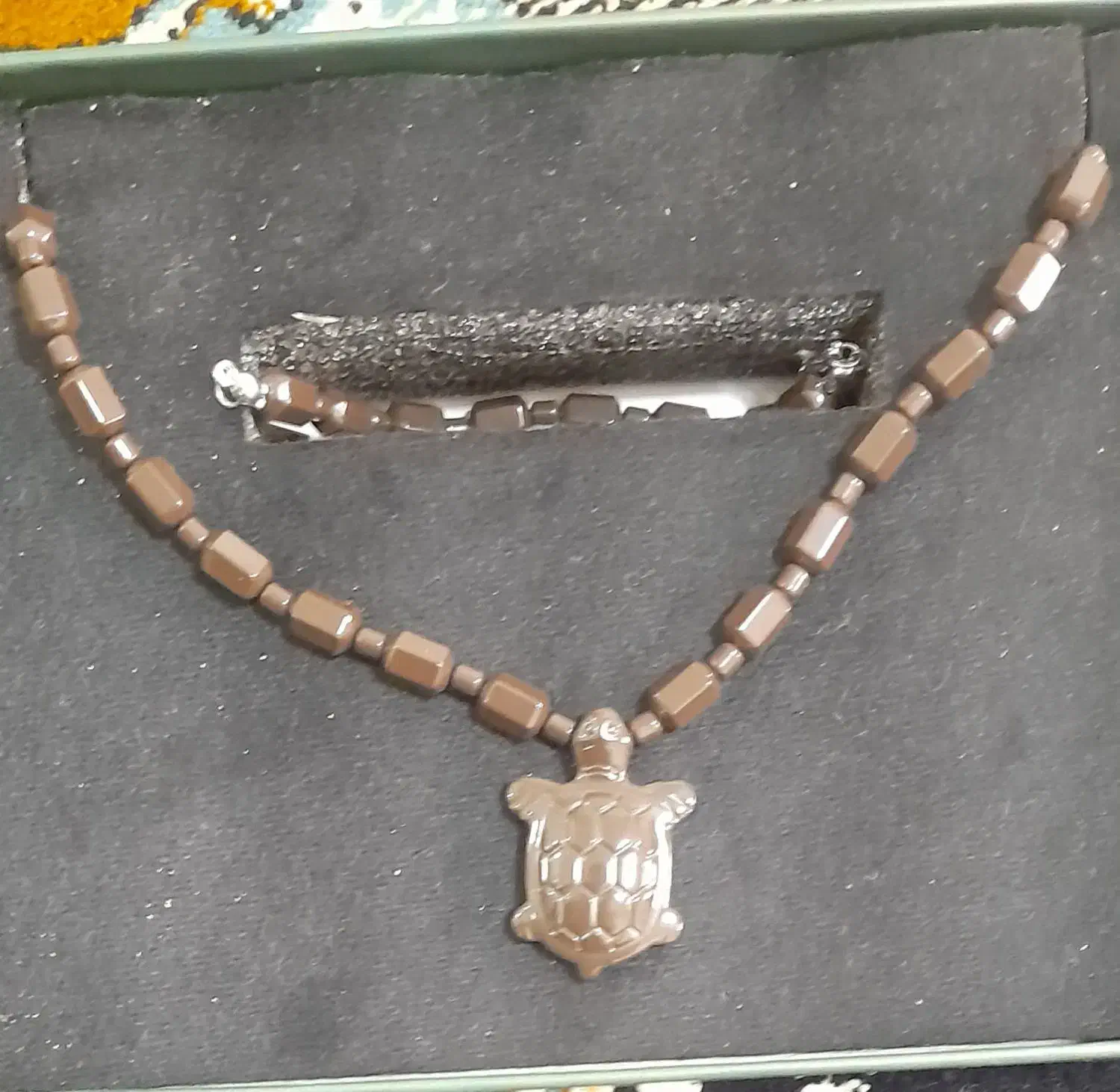 گردنبند یشم محصولی از کوهای آتشفشان کره|بدلیجات|رشت, گیل|دیوار