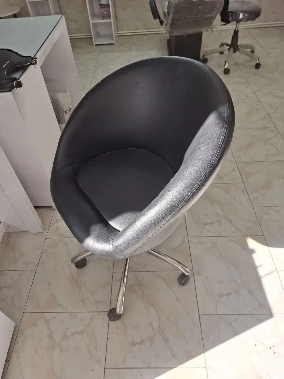 میزناخن.تخت مژه . میزو اینه. صندلی و|آرایشگاه و سالنهای زیبایی|بجنورد, |دیوار